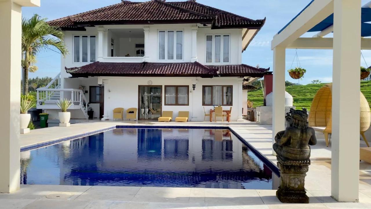 Medewi Manor Aparthotel Airsatang Eksteriør bilde